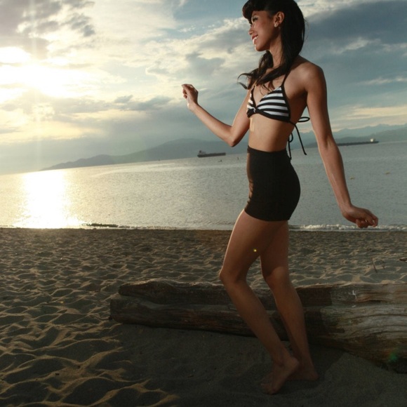 Brand new Etsy handmade black high-waisted retro boyshort swim bottoms - Picture 4 of 10